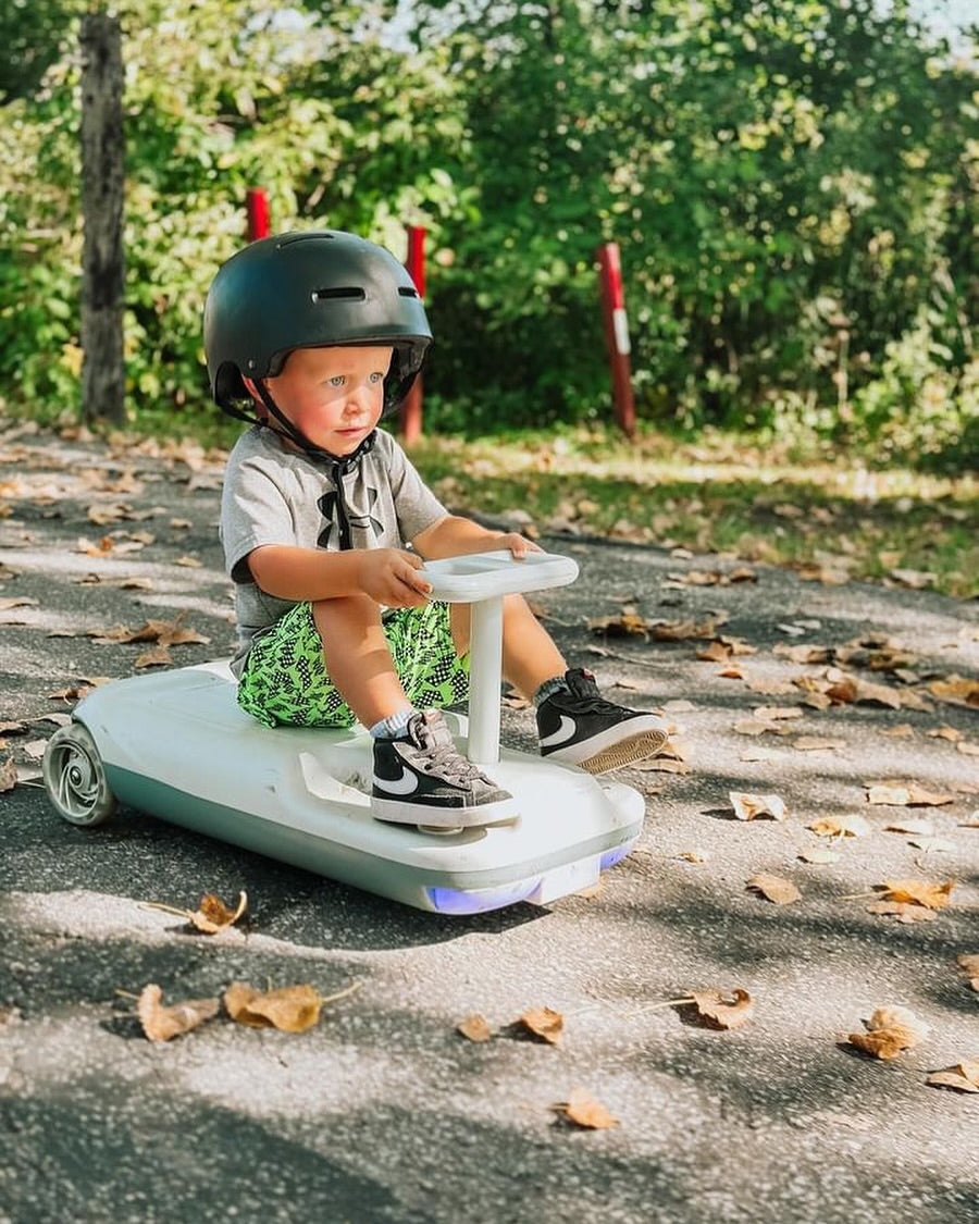 Enfant conduisant un kart de nettoyage 3-en-1 KidsCleanKart