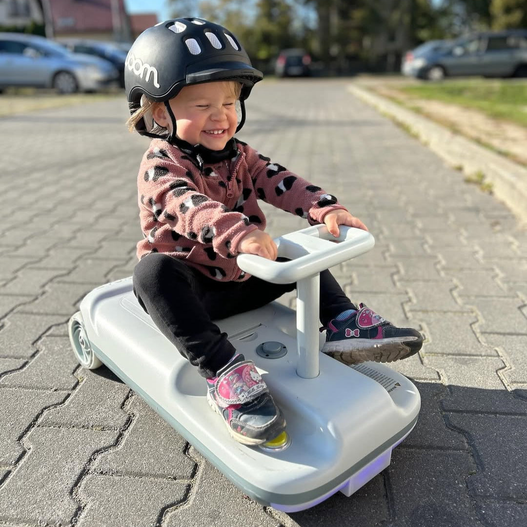 Enfant conduisant un kart de nettoyage 3-en-1 KidsCleanKart