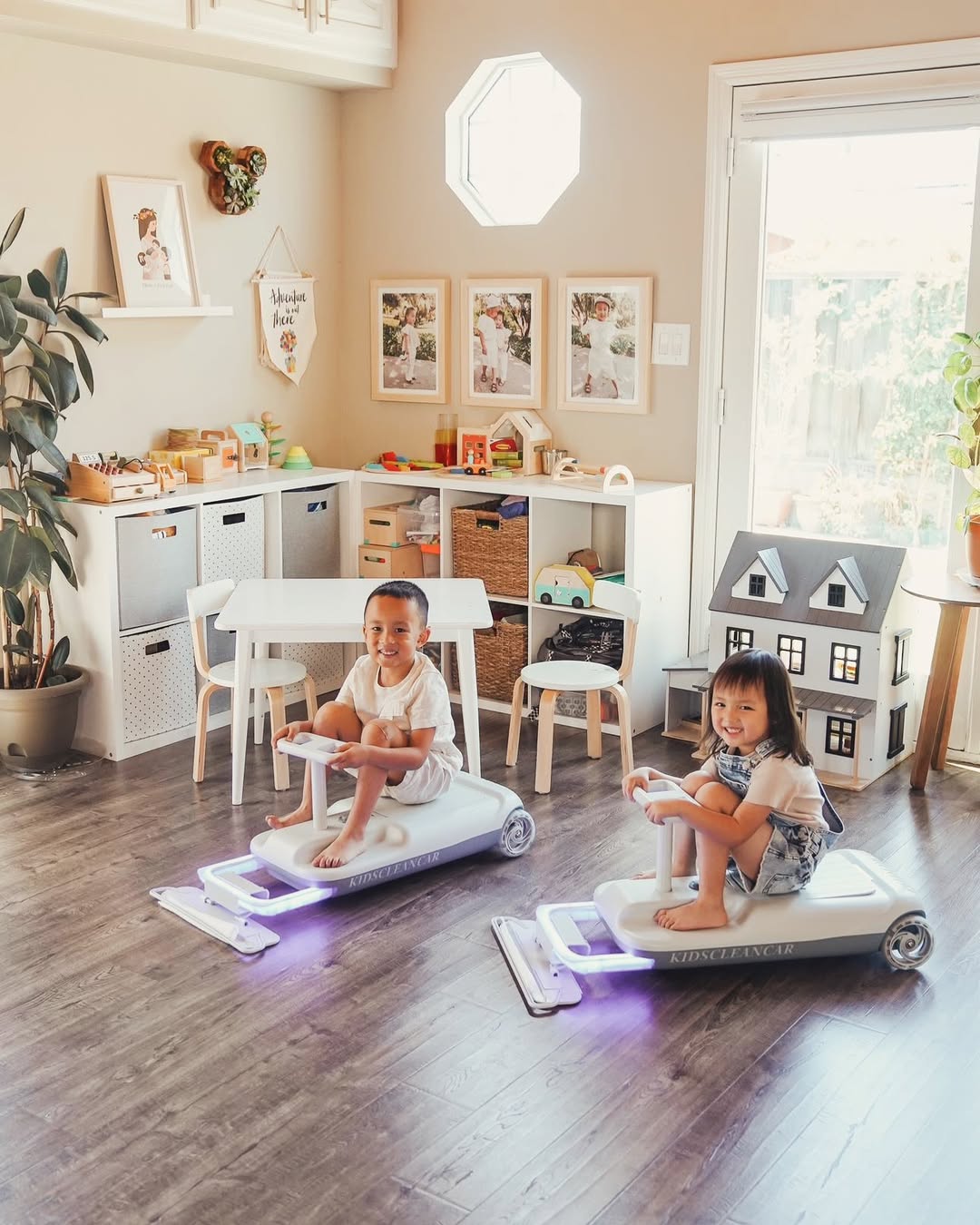Enfant conduisant un kart de nettoyage 3-en-1 KidsCleanKart