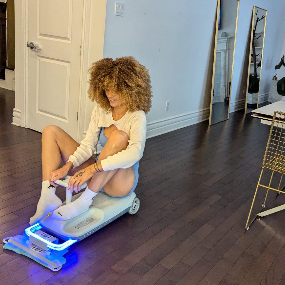 Enfant conduisant un kart de nettoyage 3-en-1 KidsCleanKart